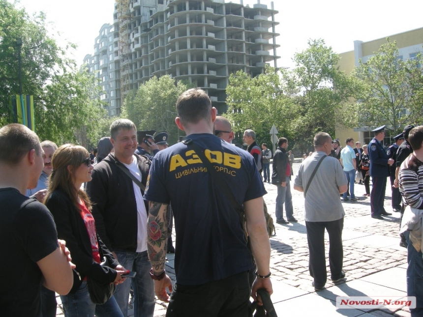 Як на День Перемоги жінку саджали в автозак за георгіївську стрічку: чергове відео