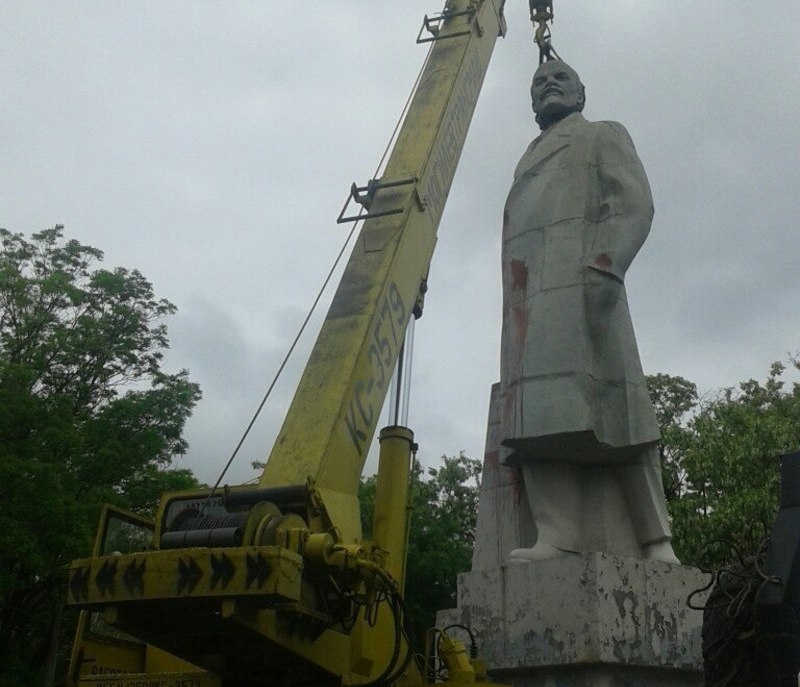 В Одессе сносят последний памятник Ленину