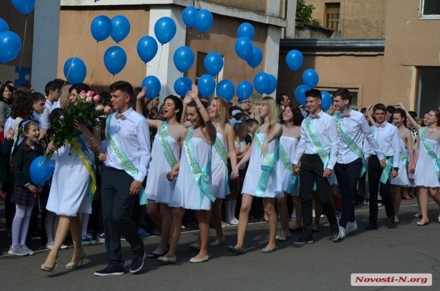 В гимназии №2 на празднике «последнего звонка» поминали героев и выпускали в небо голубей