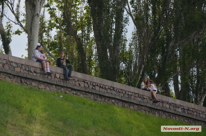 Николаевские выпускники и старшеклассники вышли на вечерний променад. ФОТО