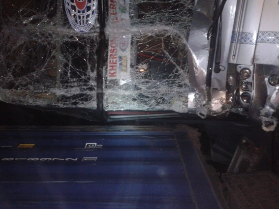 На Николаевщине столкнулись грузовик и автобус