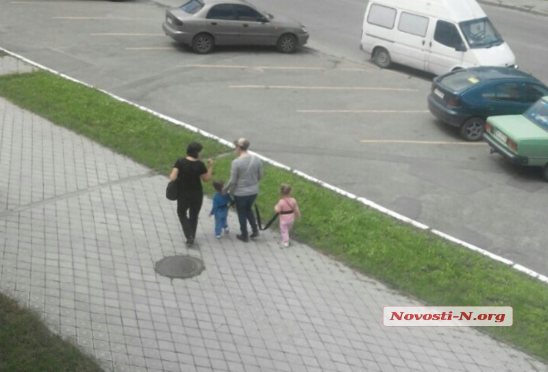 В Николаеве детей выгуливают на поводке. ФОТО