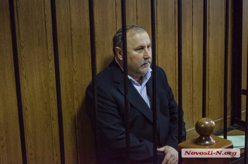Романчука выпустили из клетки  и вызвали "скорую": в зале суда ему стало плохо