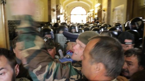 Нацгвардия не помогла: во Львове протестующие сорвали сессию горсовета