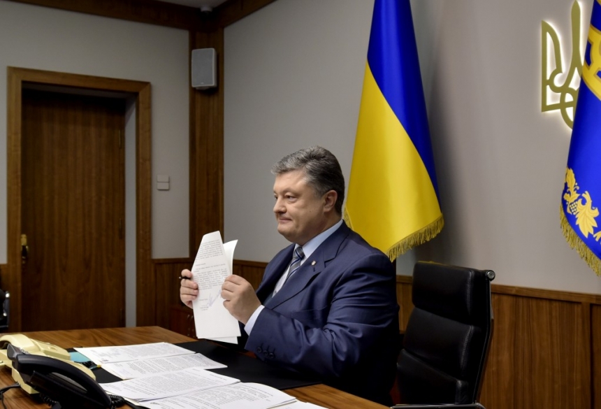Порошенко подписал закон, позволяющий направить более 3 млрд гривен на восстановление Донбасса