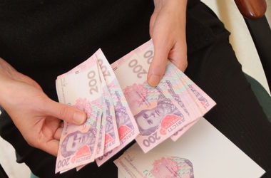 Кому в Украине больше платят: средняя зарплата по всем отраслям