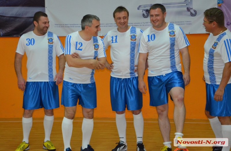 Как николаевские чиновники, журналисты, бизнесмены и спортсмены в футбол играли. ФОТОРЕПОРТАЖ