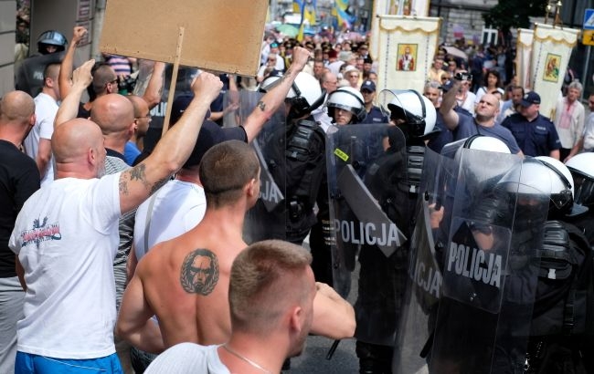 В Польше националисты напали на шествие в честь украинских героев