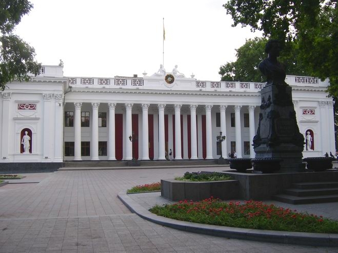 Хулиган разбил стекла в здании Одесской мэрии