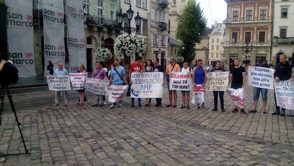 Во Львове активисты требуют отставки Садового