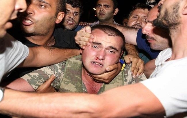 Участники переворота в Турции захватили военный корабль и командующего флотом