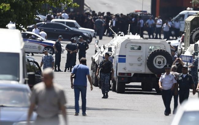 В Ереване отпустили одного заложника из полицейского участка