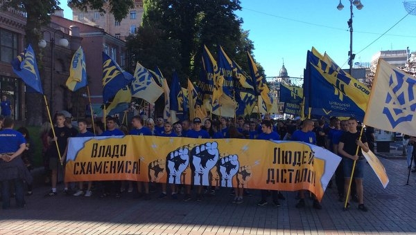 Противники повышения тарифов перекрыли движение на Крещатике