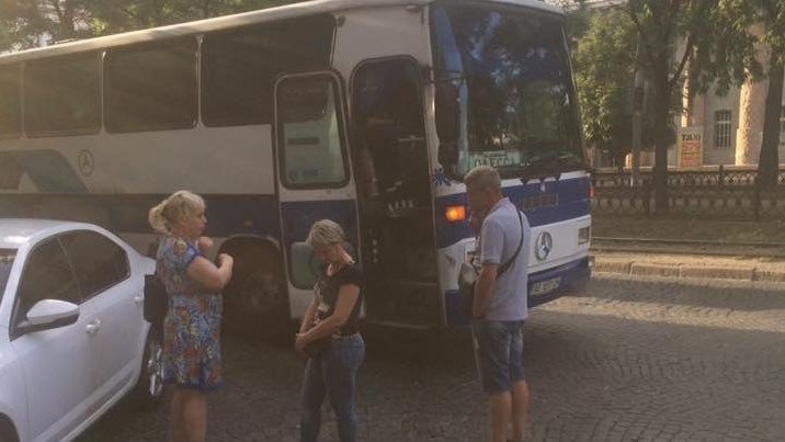 В Днепре вооруженная автоматами банда ограбила автобус