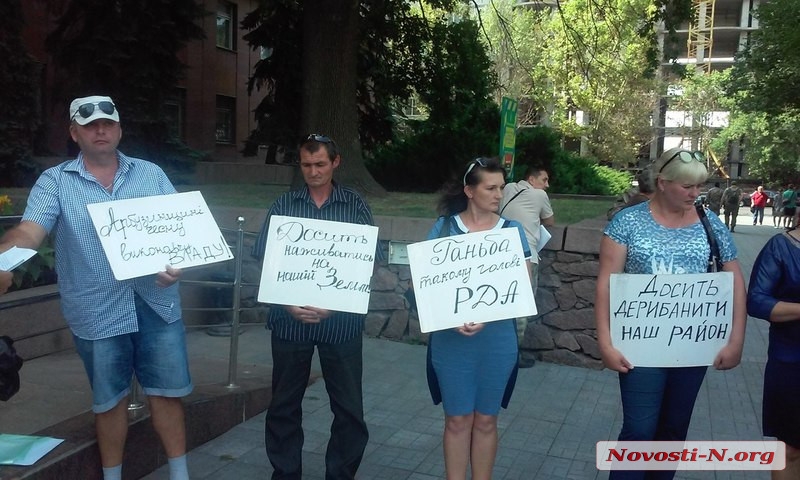 Пикетчики под облсоветом защищают виноградники и требуют уволить главу РГА
