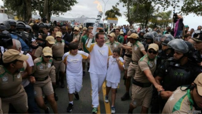 Сотни жителей Рио встретили Олимпийский огонь акцией протеста
