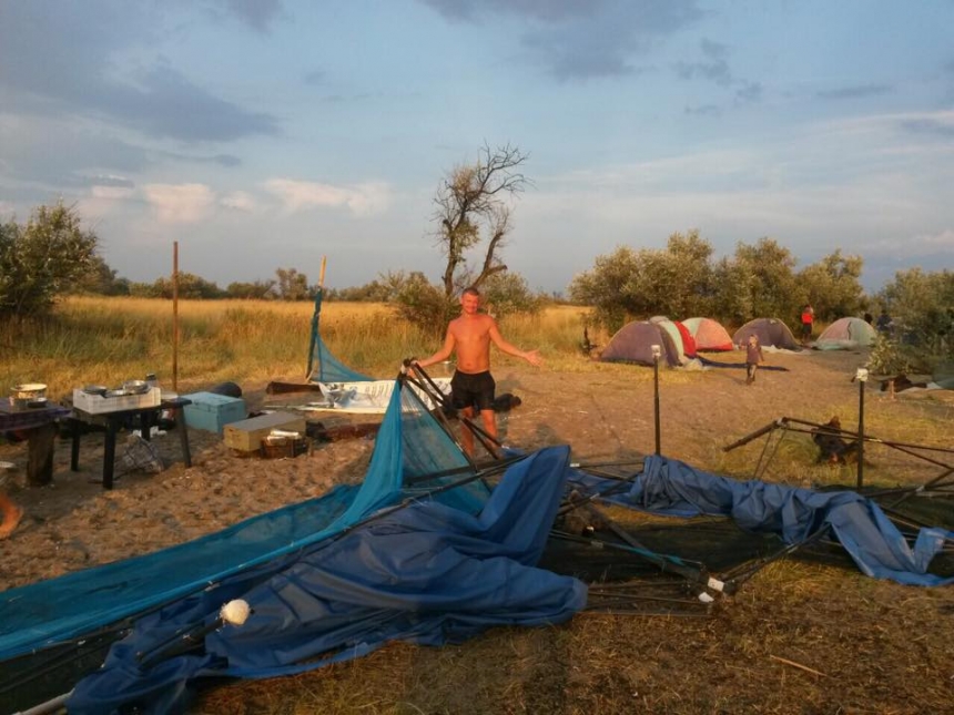 В выходные на Кинбурской косе пронесся сильный шторм, который разорвал палатки отдыхающим. ФОТО 