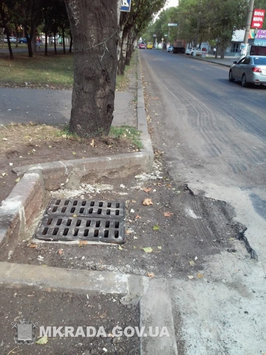 В Николаеве старые чугунные дождеприемники заменяют пластиковыми и ...