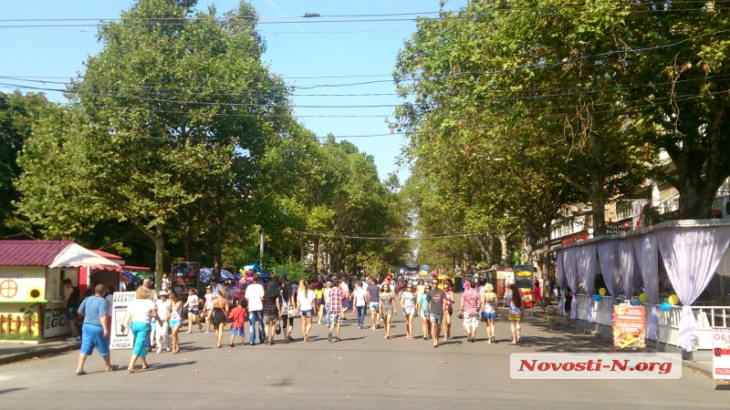 День независимости в Николаеве продолжается: горожане развлекают себя сами и гуляют по главной улице. ФОТОРЕПОРТАЖ