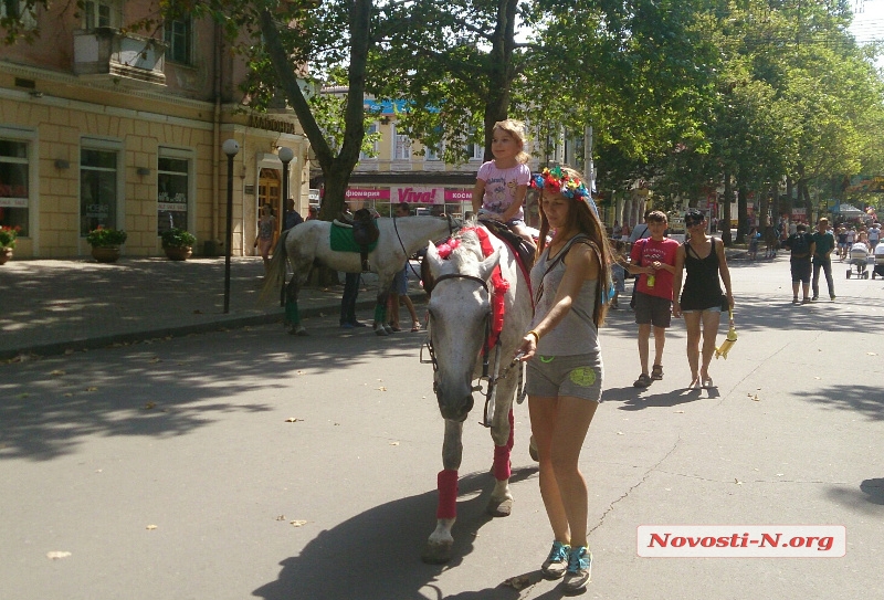 День независимости в Николаеве продолжается: горожане развлекают себя сами и гуляют по главной улице. ФОТОРЕПОРТАЖ