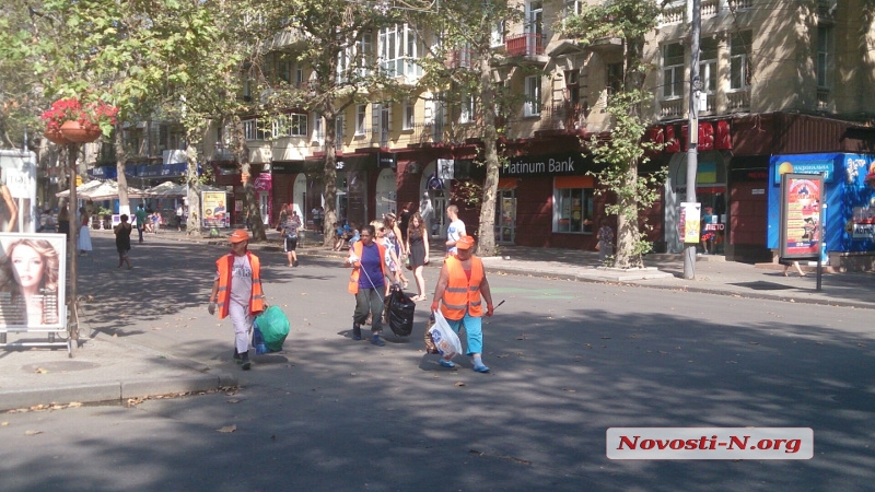 День независимости в Николаеве продолжается: горожане развлекают себя сами и гуляют по главной улице. ФОТОРЕПОРТАЖ