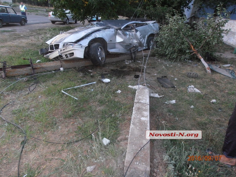 В Александровке BMW врезался в опору ЛЭП — водитель погиб на месте