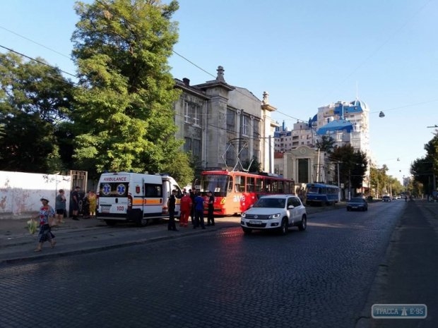 В Одессе конфликт в трамвае закончился стрельбой: пострадала женщина