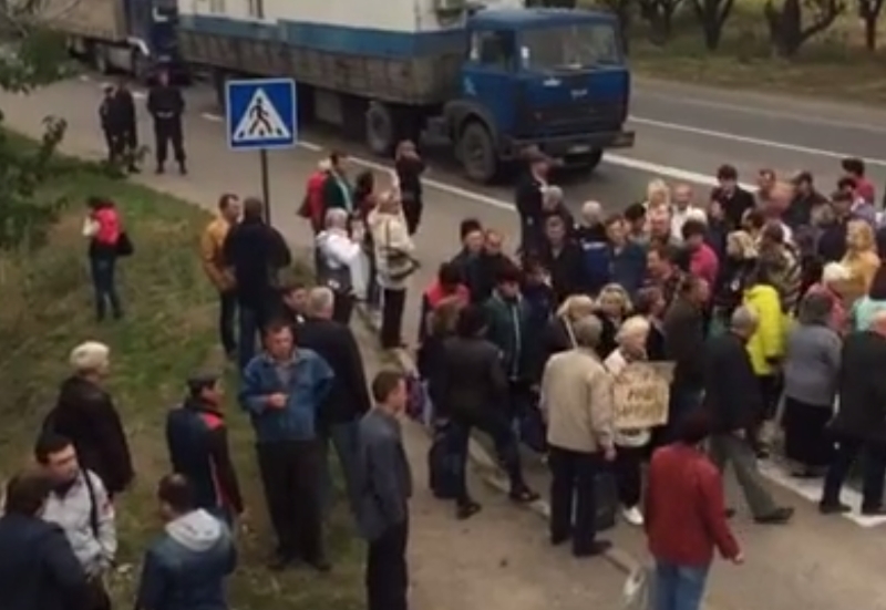 Николаевские заводчане, перекрывшие трассу, принялись петь