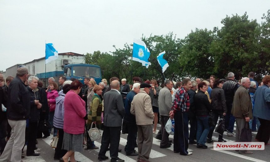 Водитель микроавтобуса чуть не переехал заводчан, протестующих на трассе Николаев-Одесса