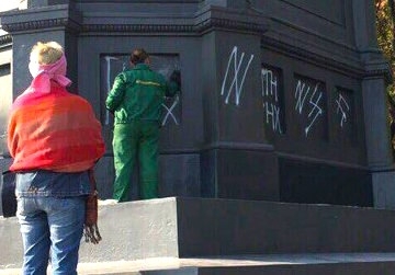  Памятник князю Владимиру в Киеве вандалы разрисовали свастикой и надписями \"ПТН-ПНХ\"