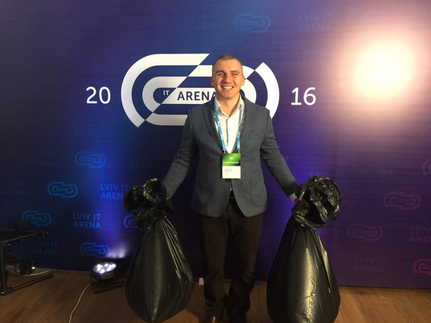 Мэр Николаева явился во Львов с двумя пакетами мусора