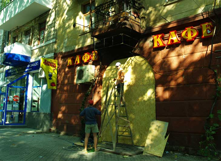 Рабочие начали ремонт поврежденного помещения кафе