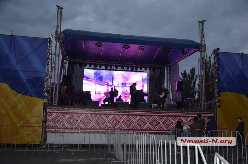 В Николаеве праздничный концерт ко Дню защитника Украины спустя полтора часа так и не начался