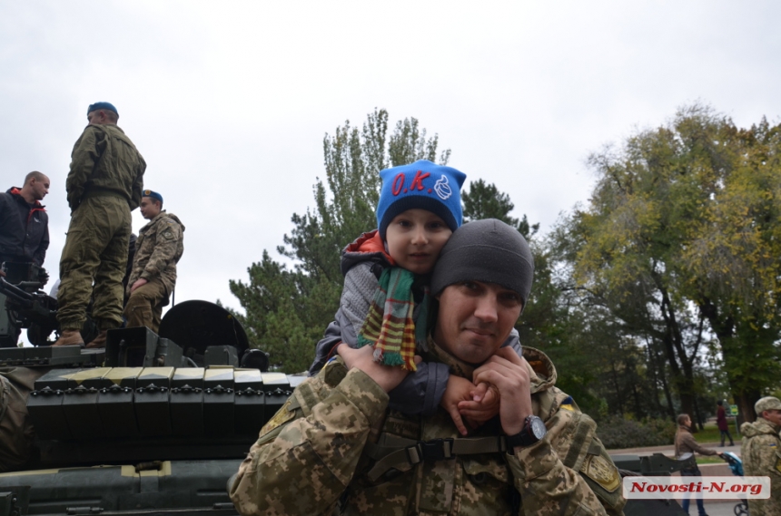 Как «слуги народа» гуляли на выставке военной техники в Николаеве. ФОТОРЕПОРТАЖ