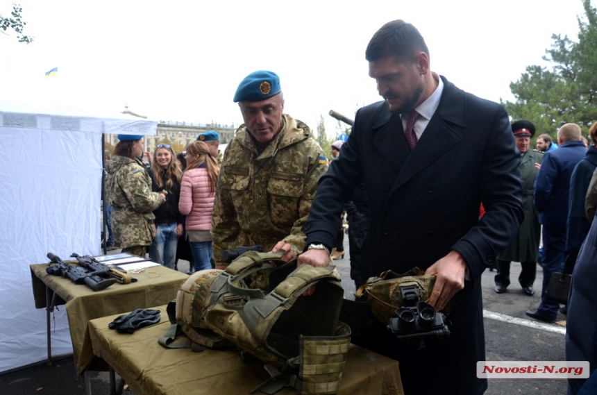 Как «слуги народа» гуляли на выставке военной техники в Николаеве. ФОТОРЕПОРТАЖ