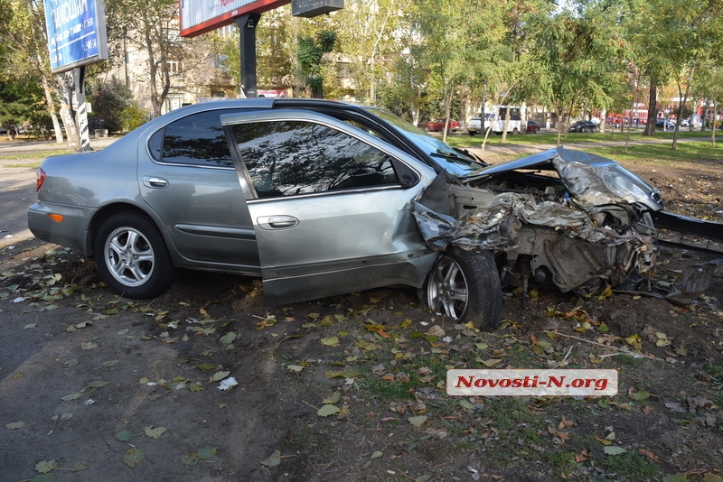  В центре Николаева Nissan после столкновения с Hyundai врезался в дерево
