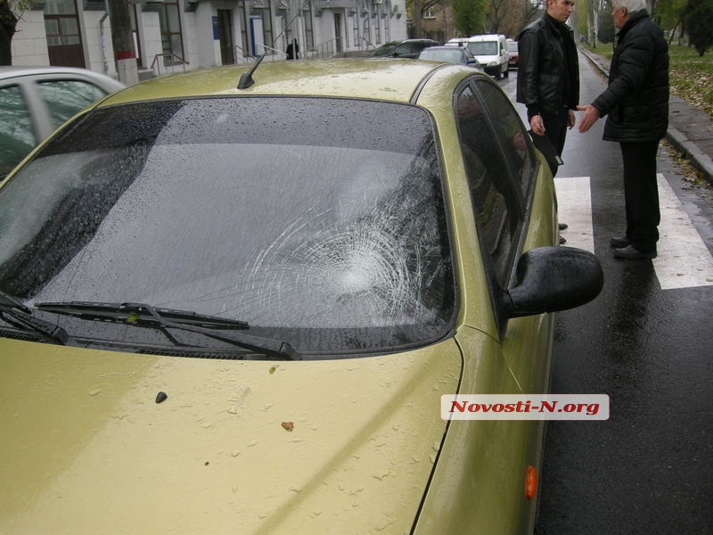 В центре Николаева автомобиль сбил 20-летнюю девушку на пешеходном переходе