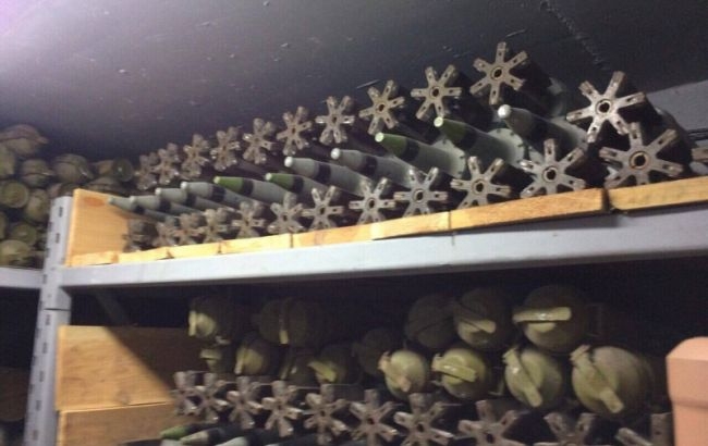 В подземном бункере под Киевом обнаружили арсенал оружия: БТР, ракеты к «Градам», ПЗРК и мины. ВИДЕО