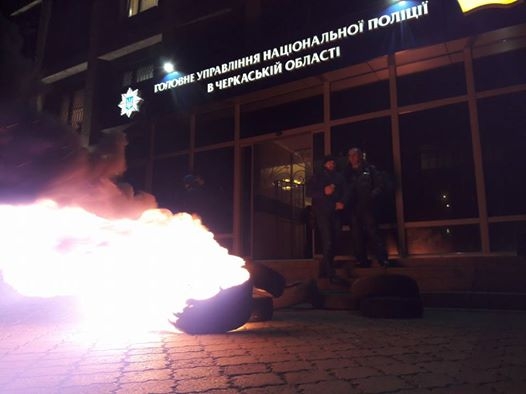 В Черкассах протестующие ворвались в здание ГУ Нацполиции