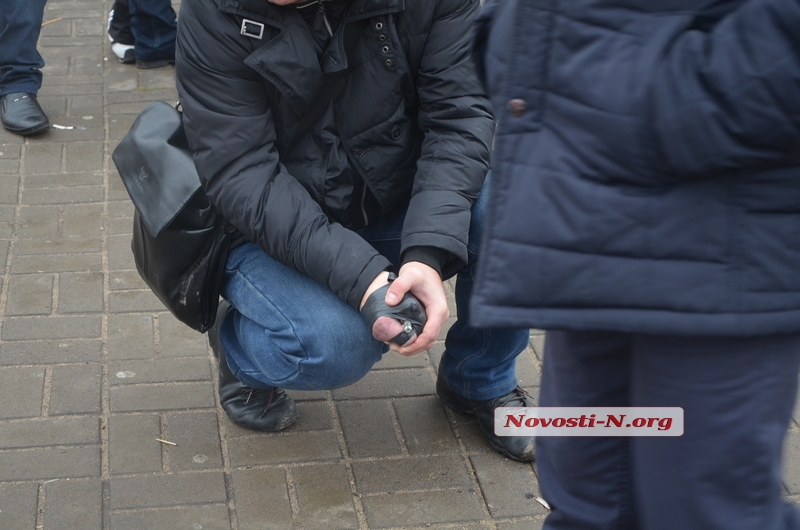 На рынке «Колос» преступник во время задержания выдернул чеку из гранаты