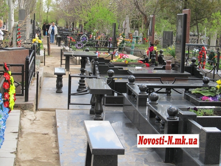КП «Дорога» потратило на уборку Николаевского кладбища более 77 тысяч гривен