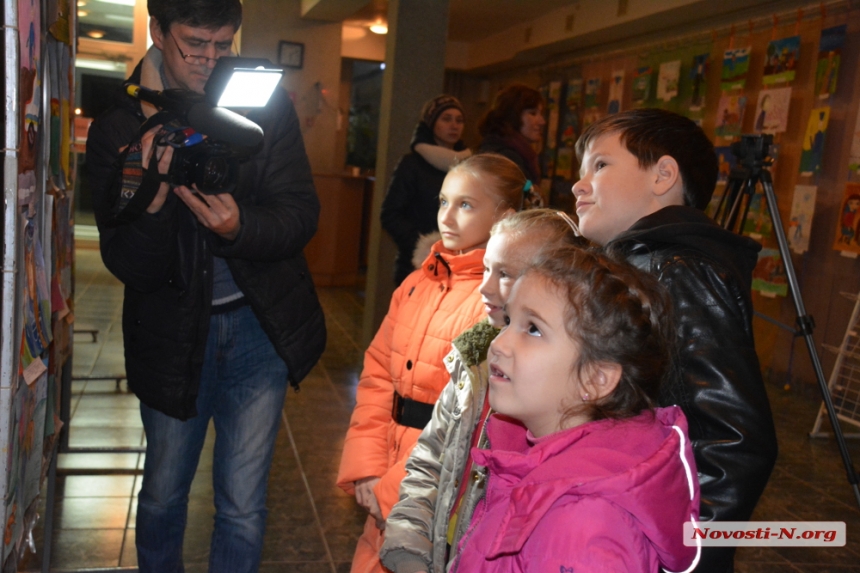 «Глазами детей»: в Николаеве открылась выставка «Я и полиция»