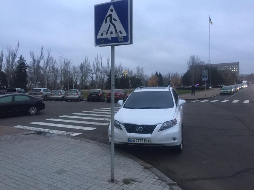 Депутат горсовета паркует свой новый «Лексус» на пешеходном переходе