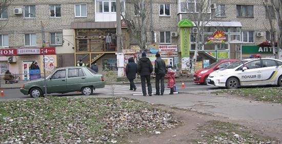 В Николаеве "ЗАЗ" сбил женщину на "зебре": полиция ищет свидетелй