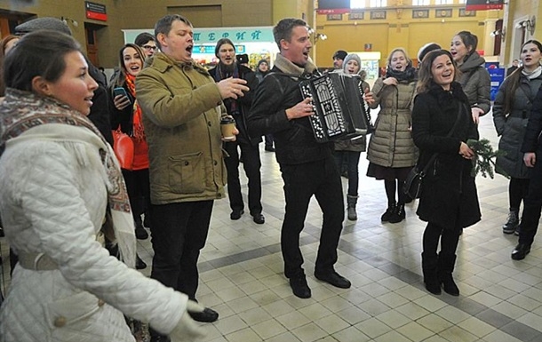 В Москве на вокзале хором спели украинскую песню. ВИДЕО