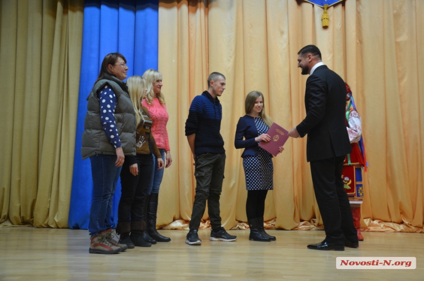 В Николаеве губернатор Савченко наградил волонтеров. ФОТОРЕПОРТАЖ