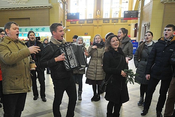 Песенный флешмоб в Днепре: на вокзале хором спели "Катюшу". ВИДЕО
