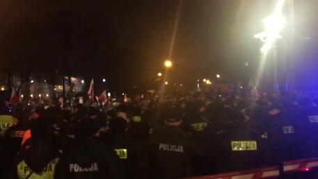 В Варшаве полиция силой разогнала митингующих у здания парламента