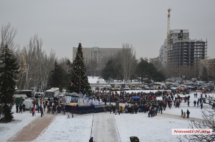 Как николаевцы зажигали главную городскую елочку. ФОТОРЕПОРТАЖ 