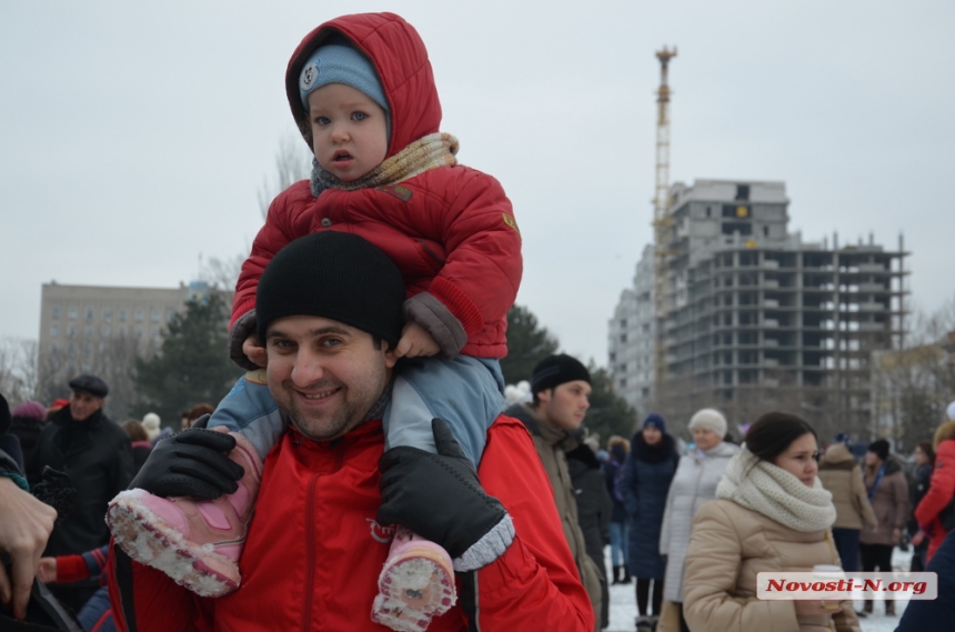 Как николаевцы зажигали главную городскую елочку. ФОТОРЕПОРТАЖ 